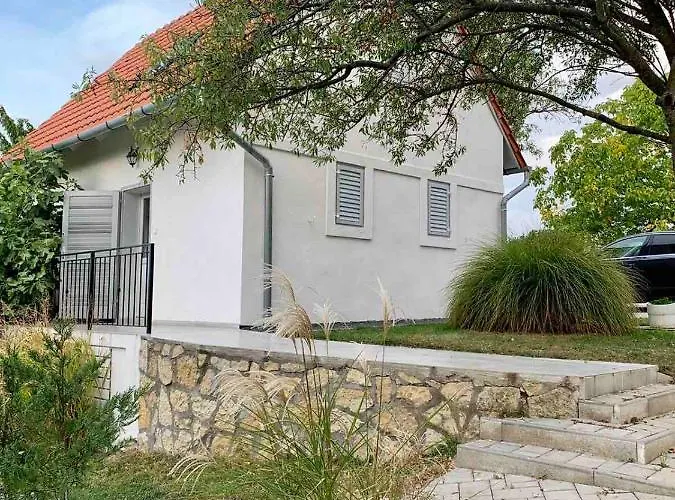 Szoloskert Vendeghaz Holiday home *